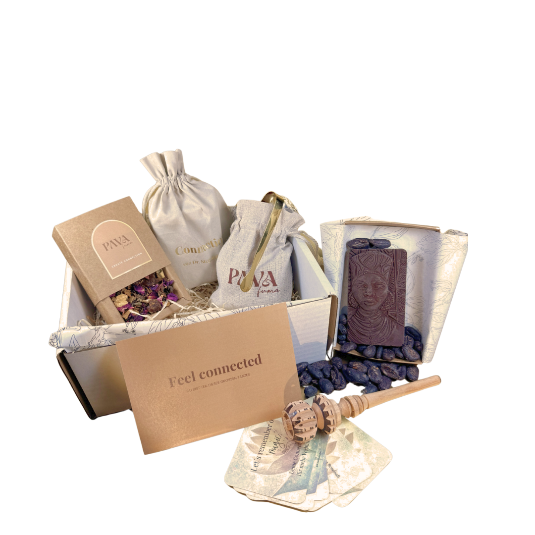 Hochwertiges Ritual-Geschenkset in liebevoller Box mit naturbelassener Räuchermischung von PAVA FUMA, zwei Stoffbeuteln – „Connection“ und „Create Connection“, handgegossenem Kakaoritual-Tool, Kunstschokolade mit indigenem Porträt, inspirierenden Connection Cards und Karte „Feel connected“ – für spirituelle Verbundenheit, Achtsamkeit und tiefe Selbstfürsorge.