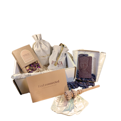 Hochwertiges Ritual-Geschenkset in liebevoller Box mit naturbelassener Räuchermischung von PAVA FUMA, zwei Stoffbeuteln – „Connection“ und „Create Connection“, handgegossenem Kakaoritual-Tool, Kunstschokolade mit indigenem Porträt, inspirierenden Connection Cards und Karte „Feel connected“ – für spirituelle Verbundenheit, Achtsamkeit und tiefe Selbstfürsorge.