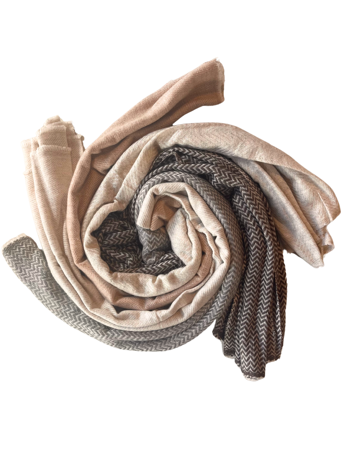 Freigestelltes Bild von Kamelhaarschals, kunstvoll zu einer spiralförmigen Rolle gedreht. Die Schals zeigen unterschiedliche Webmuster in Beige-, Grau- und Brauntönen – von klassischem Fischgrät bis hin zu feiner Struktur. Die weiche, naturbelassene Oberfläche und das dezente Farbspiel unterstreichen die hochwertige, handwerkliche Qualität. Ideal für kühle Tage, Rituale oder stilvolle Layer-Looks.