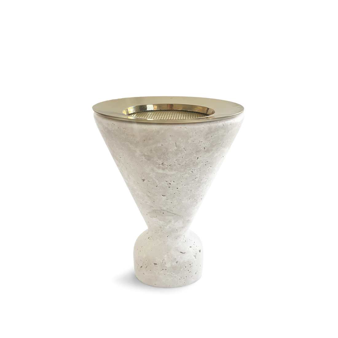 Räucherkelch aus Travertin – ein naturbelassenes Gefäß mit konischer Form, perfekt geeignet für Harze, Kohle und Räuchermischungen. Der helle Naturstein verleiht dem Kelch eine edle, handwerkliche Anmutung und macht ihn zum stilvollen Begleiter für Rituale, Meditation und Raumreinigung. Design by PAVAFUMA – Tradition trifft Ästhetik