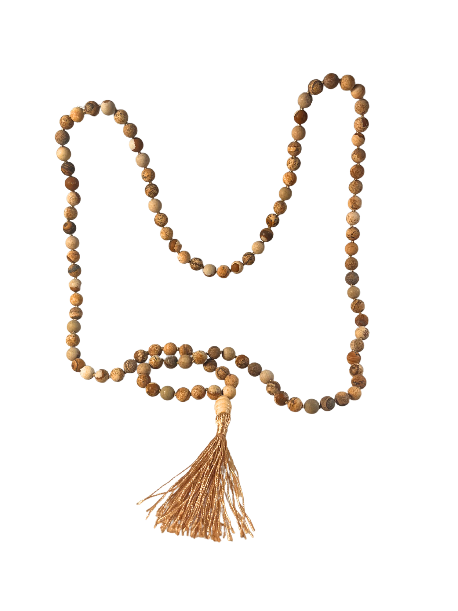 Freigestellte Mala-Kette aus Landschaftsjaspis mit 108 matten, sandfarbenen bis erdbraunen Edelsteinperlen in natürlicher Maserung. Die Kette ist handgeknüpft, verfügt über eine helle Holz-Guru-Perle und ist mit einer goldbeigen Quaste vollendet. Ideal für Meditation, Achtsamkeit und als spirituelles Schmuckstück mit erdender Wirkung.