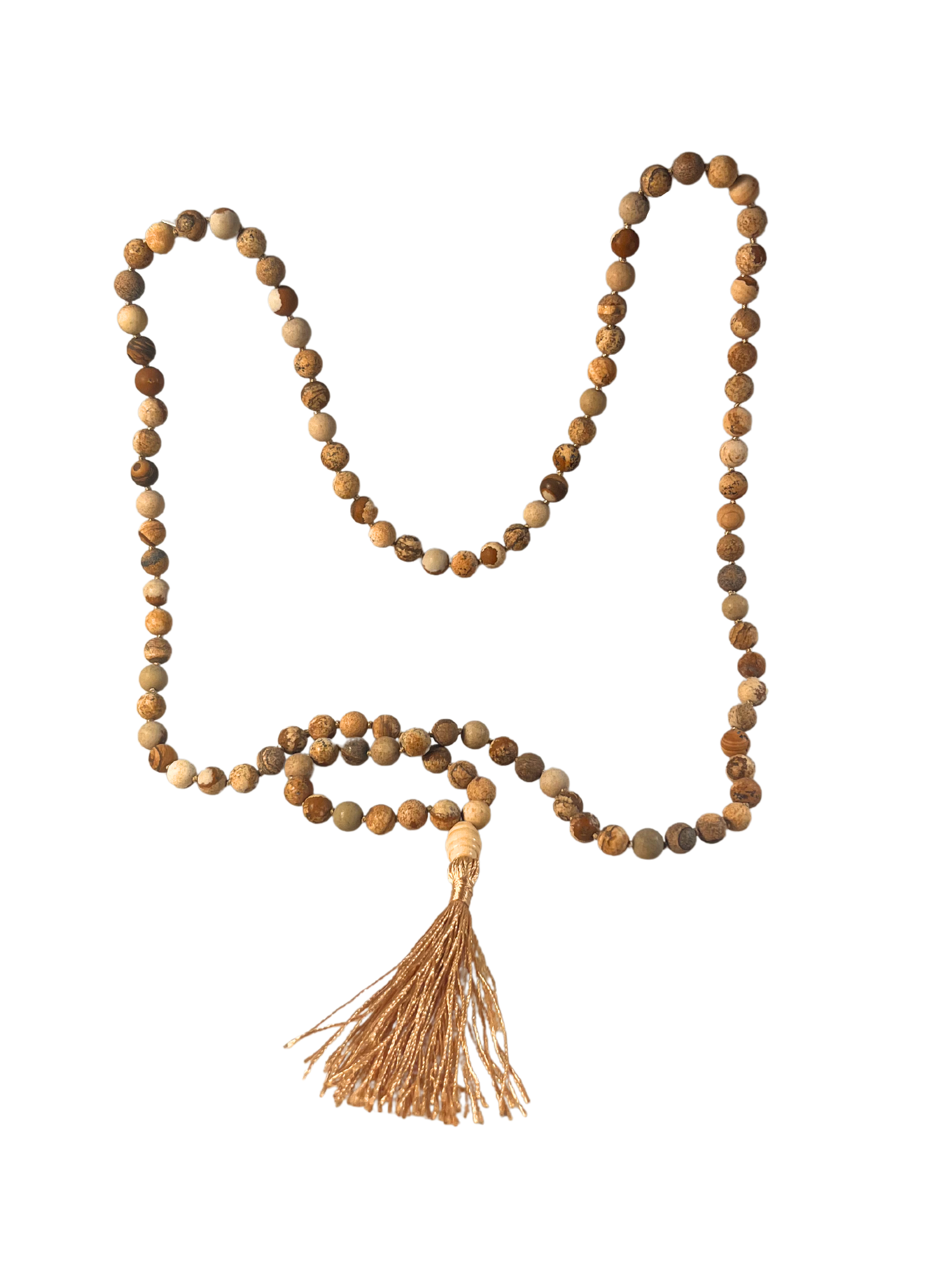 Freigestellte Mala-Kette aus Landschaftsjaspis mit 108 matten, sandfarbenen bis erdbraunen Edelsteinperlen in natürlicher Maserung. Die Kette ist handgeknüpft, verfügt über eine helle Holz-Guru-Perle und ist mit einer goldbeigen Quaste vollendet. Ideal für Meditation, Achtsamkeit und als spirituelles Schmuckstück mit erdender Wirkung.