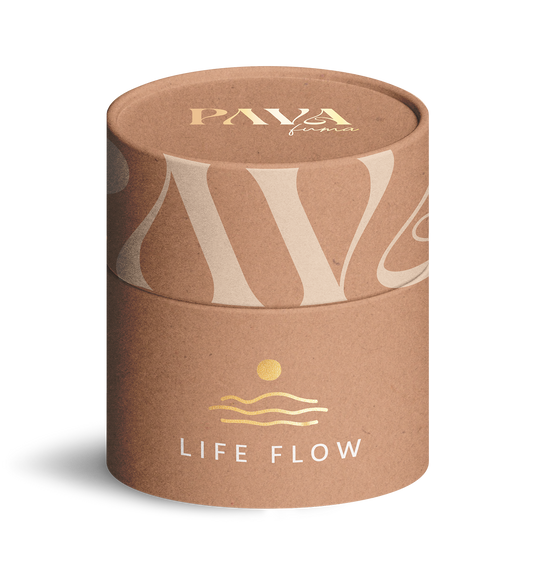 LIFE FLOW Räuchermischung in einem braunen Papertube, einem dekorativen Pappzylinder. Enthält eine Mischung aus Lavendel, Brennnessel, Myrrhe und weiteren Zutaten. Die Räuchermischung wirkt beruhigend und ausgleichend. Die Verpackung zeigt das Logo von Paya Fuma und goldene Details, mit einem fließenden Design. Auf dem Deckel ist das Logo ebenfalls in Gold geschrieben.