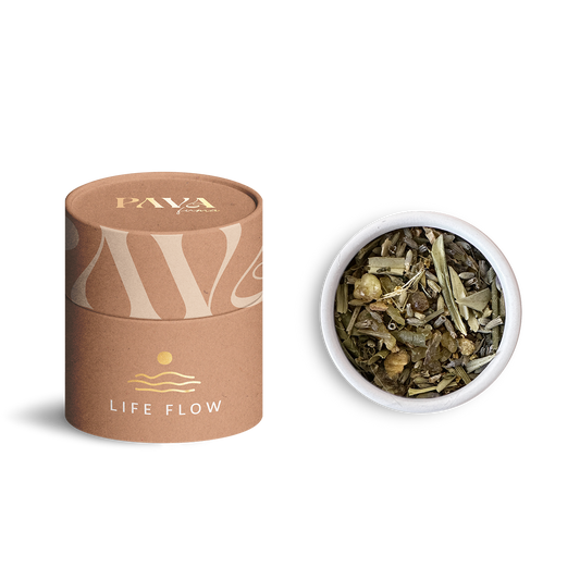 Räuchermischung Life Flow von PAVAFUMA – links die stilvolle, braune Tube mit goldener Wellen-Symbolik, rechts daneben die geöffnete Tube mit Blick auf die naturreine Mischung aus Olivenblättern, Lavendel und weiteren klärenden Kräutern. Ideal für Rituale, Meditation und einen ausgleichenden, belebenden Duftmoment im Alltag.