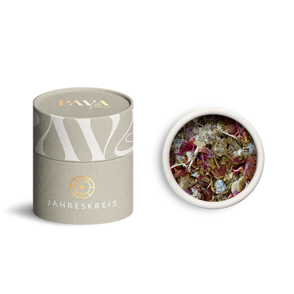 Jahreskreis Räuchermischung Litha von PAVA FUMA – stilvolle, naturfarbene Tube mit goldener Jahreskreis-Prägung. Daneben die geöffnete Tube von oben: zu sehen ist eine lebendige Mischung aus Rosenblüten, Harzen und sonnigen Kräutern – inspiriert von der Sommersonnenwende und der Fülle des Lichts.