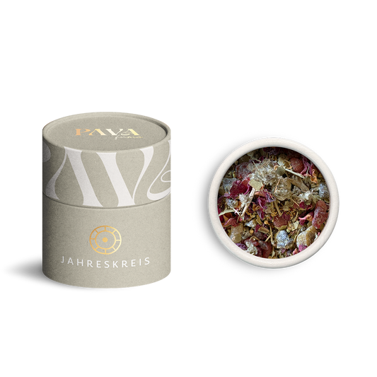 Jahreskreis Räuchermischung Litha von PAVA FUMA – stilvolle, naturfarbene Tube mit goldener Jahreskreis-Prägung. Daneben die geöffnete Tube von oben: zu sehen ist eine lebendige Mischung aus Rosenblüten, Harzen und sonnigen Kräutern – inspiriert von der Sommersonnenwende und der Fülle des Lichts.