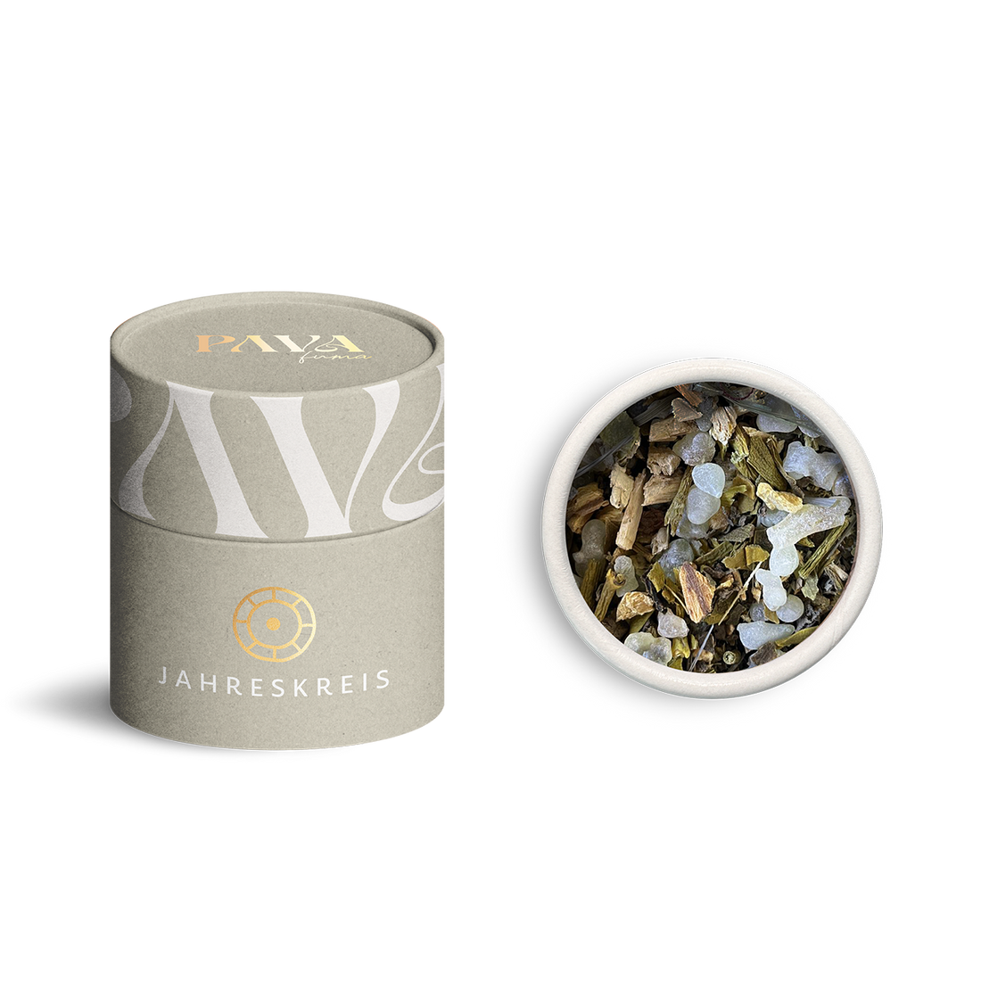 Jahreskreis Räuchermischung Lugnasadh von PAVA FUMA – elegante, naturfarbene Tube mit goldener Prägung des Jahreskreis-Symbols. Daneben die geöffnete Tube von oben: sichtbar ist eine ausgewogene Mischung aus hellen Harzen, Kräutern und Wurzeln – inspiriert vom Spätsommer und dem ersten Erntedankfest im keltischen Jahreskreis.