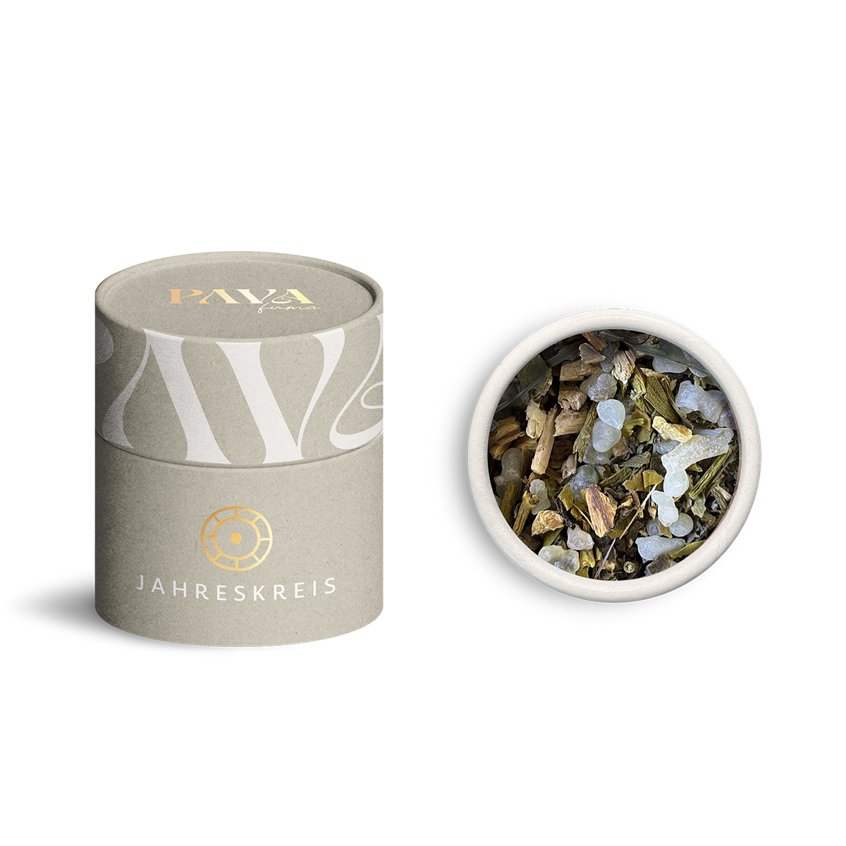 Jahreskreis Räuchermischung Lugnasadh von PAVA FUMA – elegante, naturfarbene Tube mit goldener Prägung des Jahreskreis-Symbols. Daneben die geöffnete Tube von oben: sichtbar ist eine ausgewogene Mischung aus hellen Harzen, Kräutern und Wurzeln – inspiriert vom Spätsommer und dem ersten Erntedankfest im keltischen Jahreskreis.