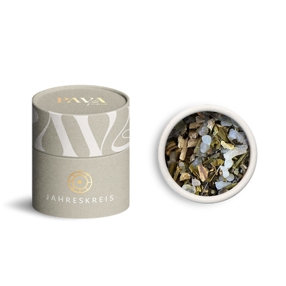 Jahreskreis Räuchermischung Lugnasadh von PAVA FUMA – elegante, naturfarbene Tube mit goldener Prägung des Jahreskreis-Symbols. Daneben die geöffnete Tube von oben: sichtbar ist eine ausgewogene Mischung aus hellen Harzen, Kräutern und Wurzeln – inspiriert vom Spätsommer und dem ersten Erntedankfest im keltischen Jahreskreis.