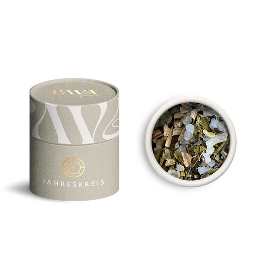 Jahreskreis Räuchermischung Lugnasadh von PAVA FUMA – elegante, naturfarbene Tube mit goldener Prägung des Jahreskreis-Symbols. Daneben die geöffnete Tube von oben: sichtbar ist eine ausgewogene Mischung aus hellen Harzen, Kräutern und Wurzeln – inspiriert vom Spätsommer und dem ersten Erntedankfest im keltischen Jahreskreis.
