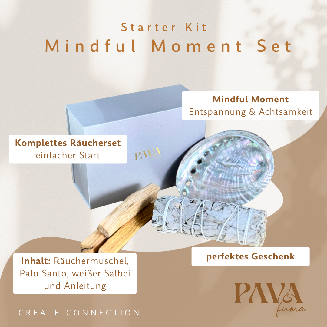 Abgebildet ist das „Mindful Moment Set“ von PAVA FUMA – ein Starter Kit zum Räuchern mit einer hochwertigen Geschenkbox, einer schimmernden Abalone-Räuchermuschel, zwei Palo Santo Hölzern und einem weißen Salbeibündel. Beschriftungen im Bild heben die Vorteile hervor: „Komplettes Räucherset“, „Entspannung &amp; Achtsamkeit“, „perfektes Geschenk“ und „Inhalt: Räuchermuschel, Palo Santo, weißer Salbei und Anleitung“. Das Design ist modern, natürlich und einladend.