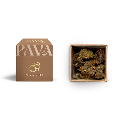 Die Myrrhe von PAVAFUMA – links die hochwertige, braune Verpackung mit elegantem Logo und goldfarbener Aufschrift „MYRRHE“, rechts daneben die geöffnete Box von oben, gefüllt mit großen, dunkelbraunen bis goldenen Myrrhestücken in unregelmäßiger Form – ein aromatisch-herbes Harz mit tief verwurzelter, traditioneller Bedeutung.