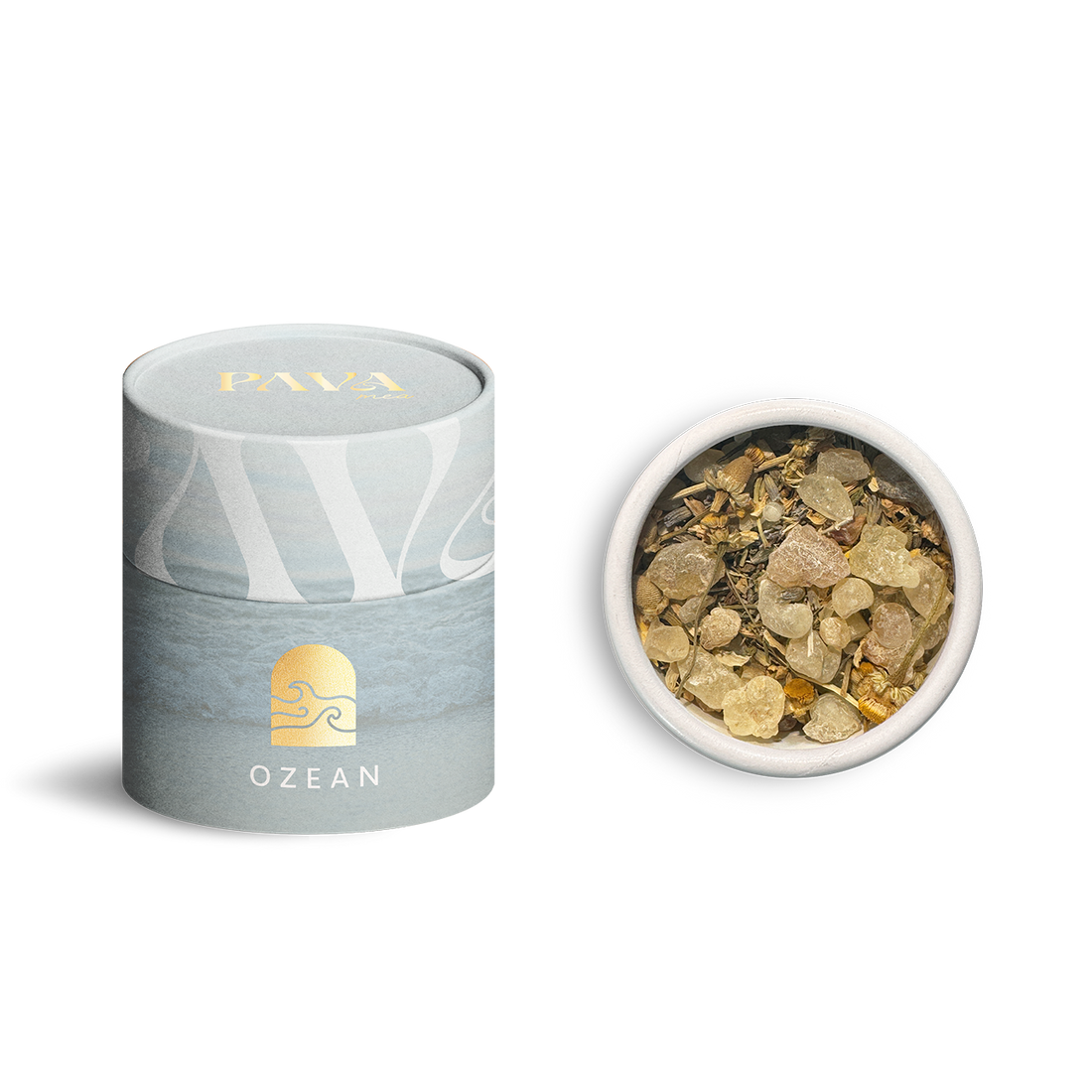 PAVA FUMA Räuchermischung ‚Ozean‘ – eine belebende Mischung aus edlen Harzen, Kräutern und Blüten, inspiriert von der Frische des Meeres. Links im Bild die hochwertige, zylindrische Räuchertube mit sanftem Blauton und goldener Ozean-Prägung, rechts daneben die geöffnete Tube von oben mit der sichtbar vielschichtigen Mischung aus hellen Harzstücken, zarten Pflanzenteilen und feinen Kräutern.