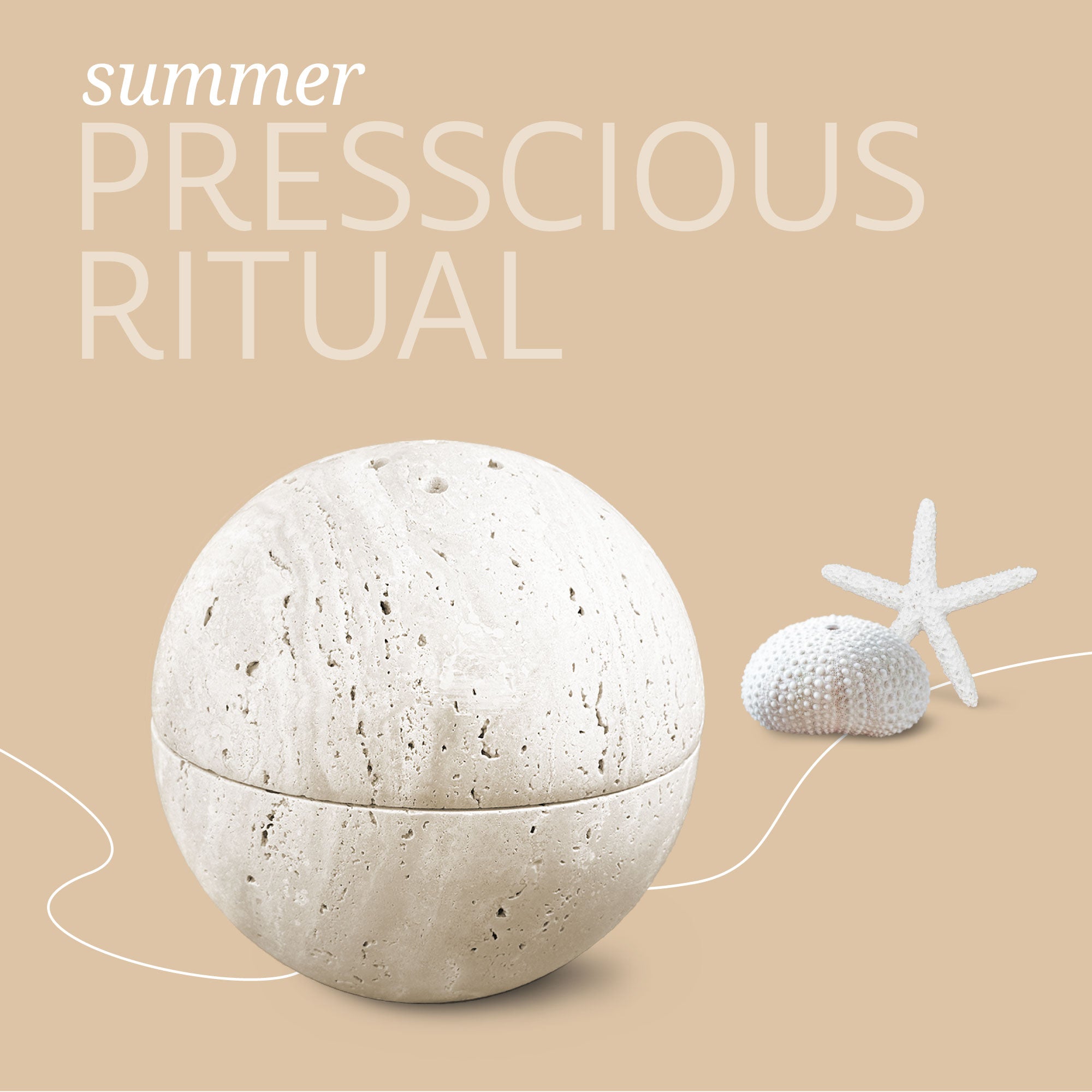Designobjekt trifft Sommerduft: Die kugelförmige PAVA FUMA Duftkugel aus hellem Travertin steht im Fokus dieses Visuals. Der beigefarbene Hintergrund mit dem Schriftzug „Summer Presscious Ritual“ vermittelt Wärme und Ruhe. Rechts im Bild liegen ein weißer Seestern und eine Seeigel-Schale – maritime Symbole für Entschleunigung und achtsame Rituale. Eine geschwungene weiße Linie verbindet die Elemente und steht für sanften Duftfluss und minimalistisches Design. 