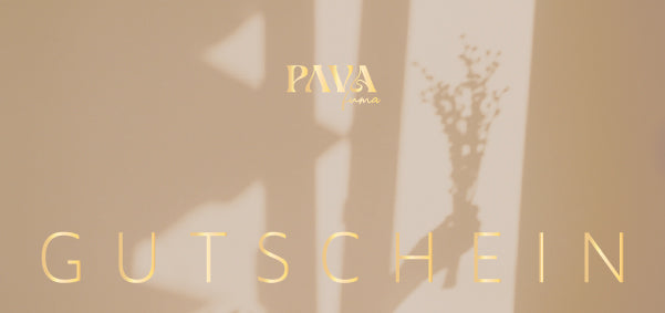Stimmungsvolles Bild eines digitalen Gutscheins von PAVA FUMA mit beigem Hintergrund und sanften Licht- und Schatteneffekten. Im Zentrum steht in eleganter goldener Typografie das Wort „GUTSCHEIN“. Darüber das Logo von PAVA FUMA in Gold und Weiß. Im Hintergrund ist schemenhaft eine Vase mit Zweigen als Schattenwurf zu erkennen – das Motiv vermittelt eine ruhige, ästhetische Atmosphäre, ideal für ein hochwertiges Geschenk mit Stil.