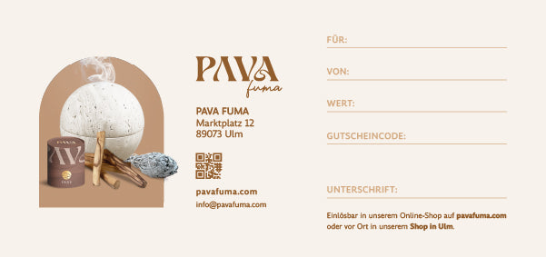 Rückseite eines PAVA FUMA Gutscheins mit strukturierter Aufteilung: Links ein stilvoll arrangiertes Produktbild mit weißer Räucherkugel, Räuchermischung, Palo Santo und Salbeibündel. Daneben das PAVA FUMA Logo, die Adresse am Marktplatz 12 in Ulm sowie Website, E-Mail und QR-Code. Rechts befinden sich beschriftete Felder zum Ausfüllen: „Für“, „Von“, „Wert“, „Gutscheincode“ und „Unterschrift“. Darunter der Hinweis: „Einlösbar in unserem Online-Shop auf pavafuma.com oder vor Ort in unserem Shop in Ulm.“ Der H