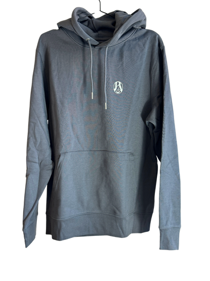 PAVA &quot;Wheeler&quot; Hoodie – Anthracite, 100% Bio-Baumwolle, auf der linken Brust Kleines Signet-Logo.
Hoodie mit Kapuze und Kordel, Vorderansicht.