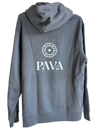 PAVA &quot;Wheeler&quot; Hoodie – Anthracite, 100% Bio-Baumwolle, Jahreskreis-Symbol mit Pava-Logo auf der Rückseite.
Rückenansicht