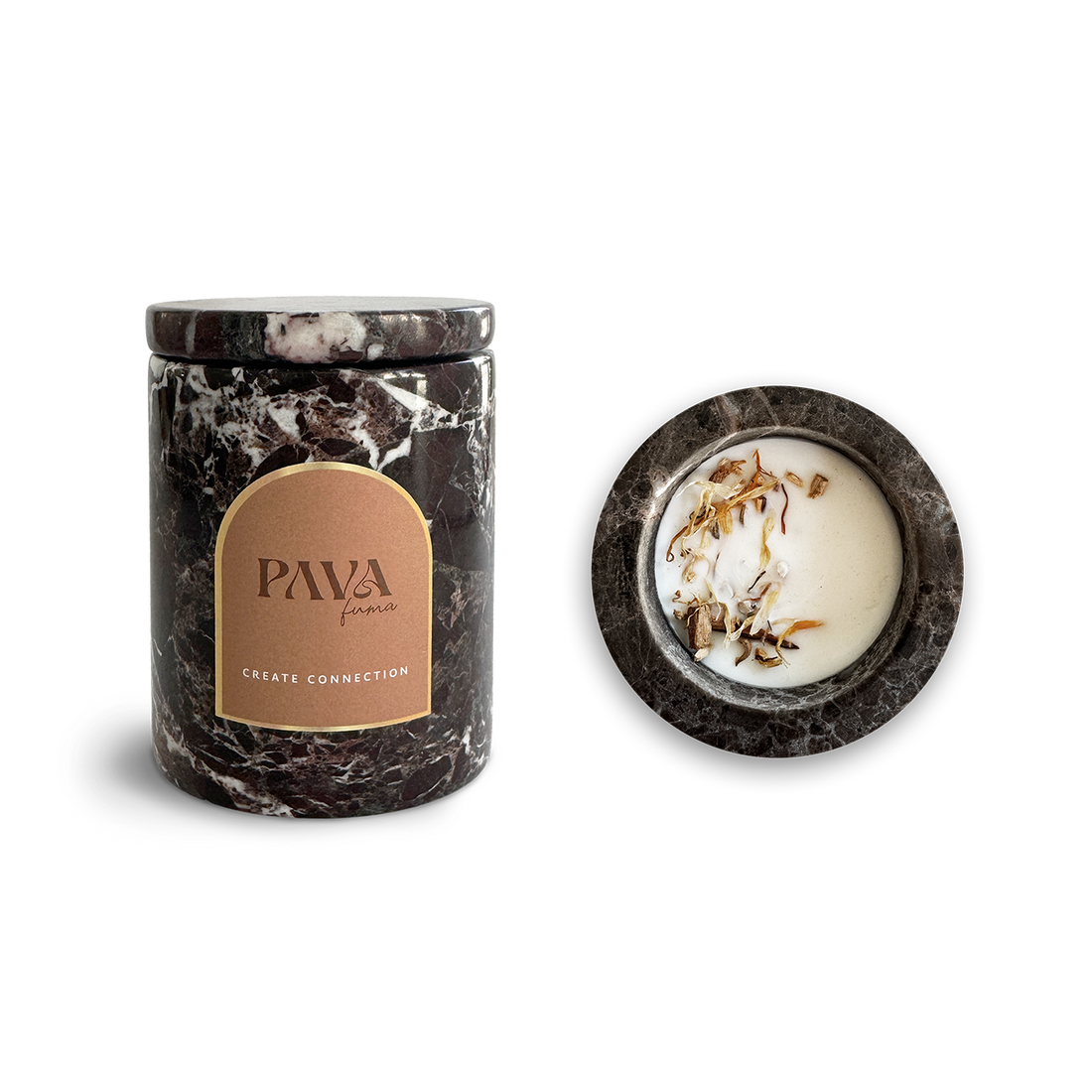 Palo Santo Duftkerze „Create Connection“ von PAVA FUMA – edel eingebettet in schwarzem italienischem Marmor mit naturbelassenem Deckel. Die geöffnete Kerze zeigt eine cremig-weiße Wachsbasis mit feinen, handgestreuten Kräutern. Ein luxuriöses Statement für achtsame Momente, Ästhetik und Raumduft in stilvoller Form.