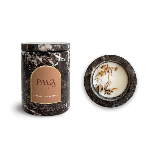 Palo Santo Duftkerze „Create Connection“ von PAVA FUMA – edel eingebettet in schwarzem italienischem Marmor mit naturbelassenem Deckel. Die geöffnete Kerze zeigt eine cremig-weiße Wachsbasis mit feinen, handgestreuten Kräutern. Ein luxuriöses Statement für achtsame Momente, Ästhetik und Raumduft in stilvoller Form.