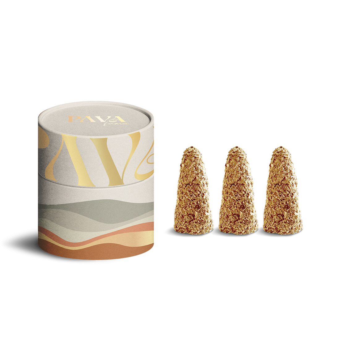 Auf dem Bild sind drei naturbelassene Räucherkegel sowie eine dekorative PAVA FUMA Design-Dose zu sehen. Die Kegel bestehen sichtbar aus groben Kräutern und Harzen in warmer, goldbrauner Farbe. Die runde Dose im Hintergrund ist in Naturtönen gestaltet – mit einem modernen, geschwungenen Muster in Beige, Sand, Grau und Ocker. Das Produkt vermittelt Natürlichkeit, Ästhetik und eine hochwertige Duftkomposition.