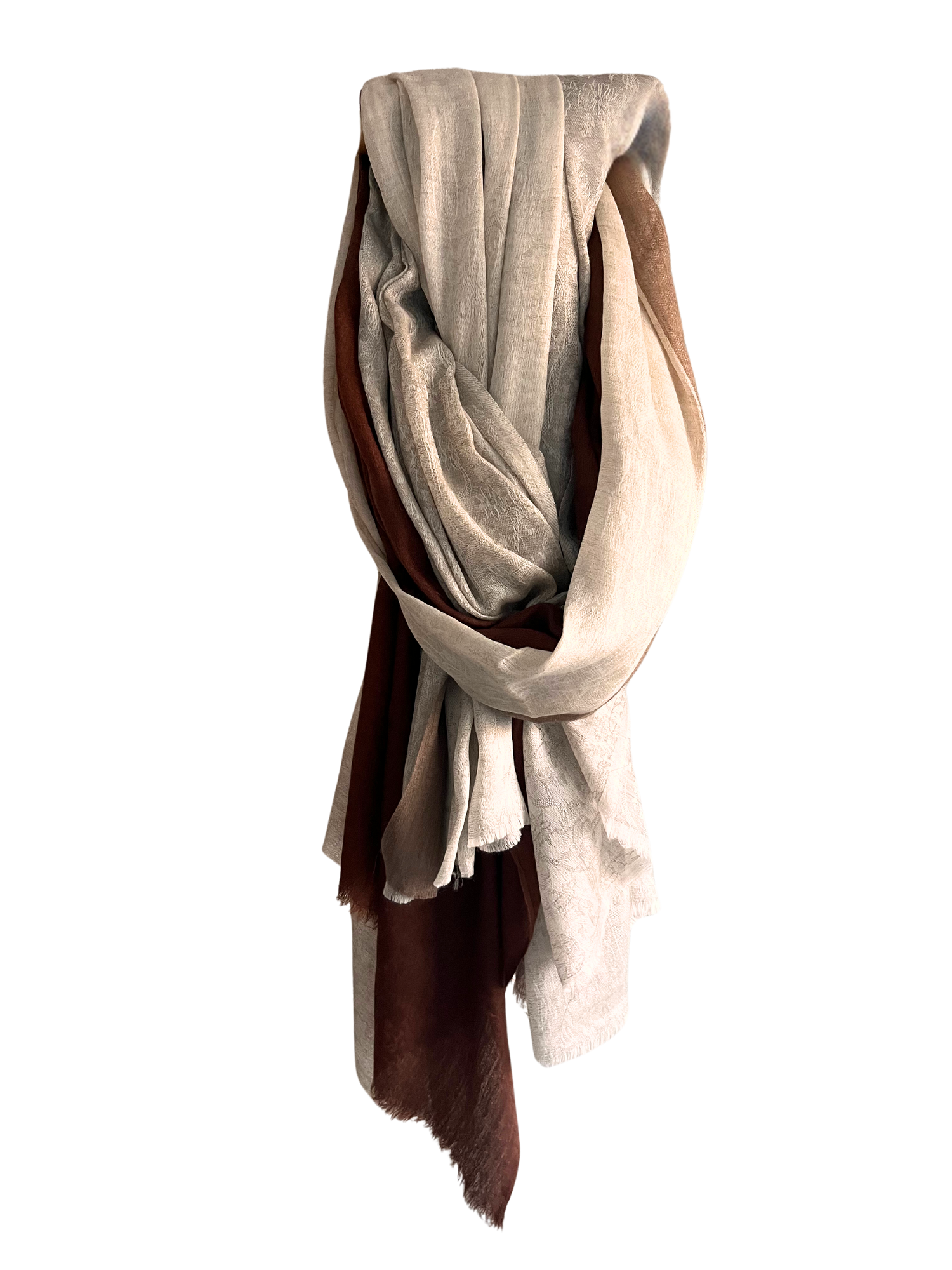 Freigestellter Pashmina-Schal aus Kaschmir-Seide in natürlichen Erdtönen – von hellem Creme über warmes Beige bis zu tiefem Braun. Der Schal ist locker drapiert, wodurch die feine Webstruktur, der weiche Glanz und der fließende Fall besonders gut zur Geltung kommen. Ideal als hochwertiges Accessoire für Zeremonien, Meditation oder stilvolle Alltagsmomente.