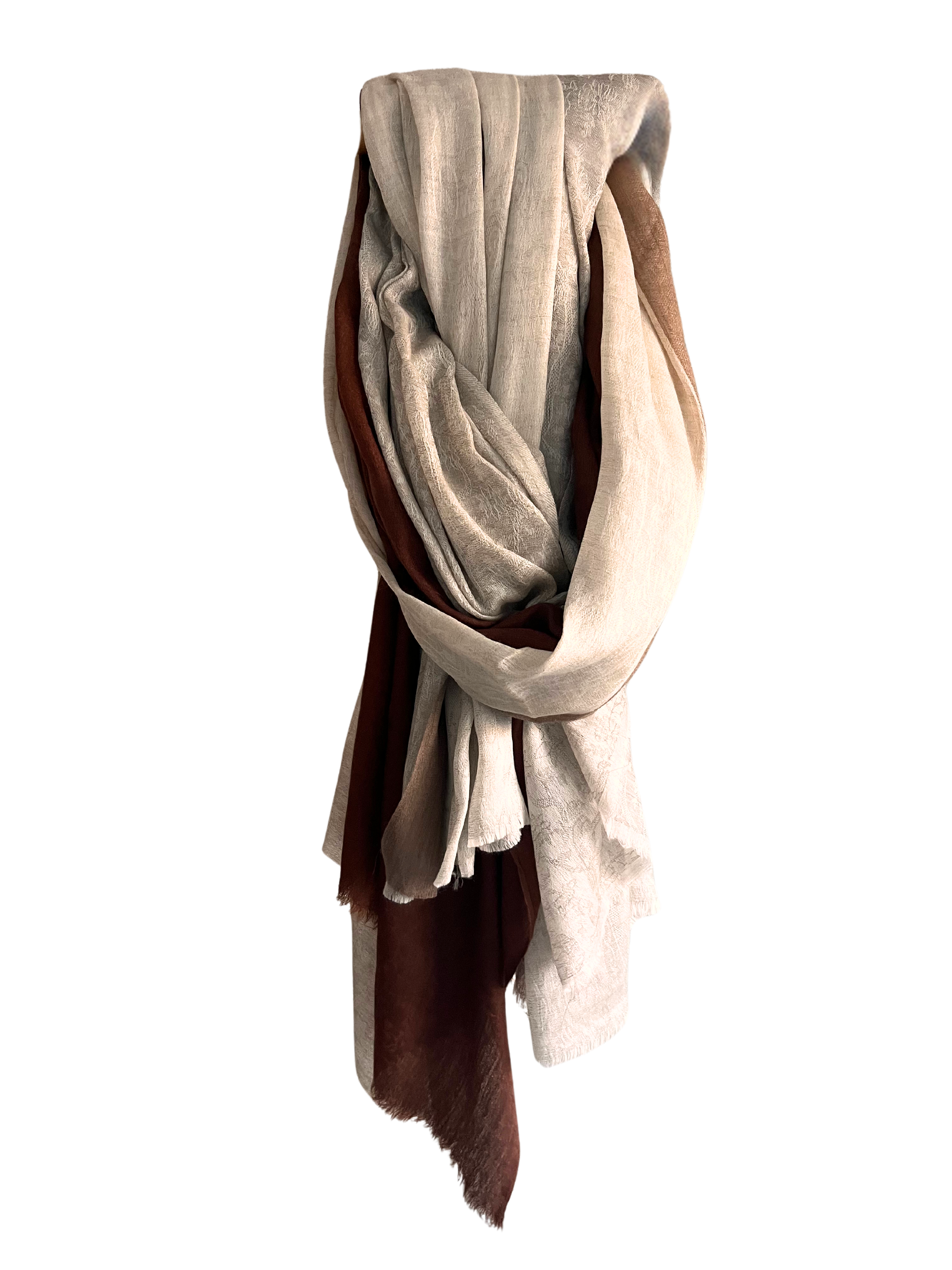 Freigestellter Pashmina-Schal aus Kaschmir-Seide in natürlichen Erdtönen – von hellem Creme über warmes Beige bis zu tiefem Braun. Der Schal ist locker drapiert, wodurch die feine Webstruktur, der weiche Glanz und der fließende Fall besonders gut zur Geltung kommen. Ideal als hochwertiges Accessoire für Zeremonien, Meditation oder stilvolle Alltagsmomente.