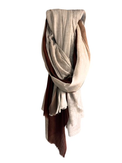 Freigestellter Pashmina-Schal aus Kaschmir-Seide in natürlichen Erdtönen – von hellem Creme über warmes Beige bis zu tiefem Braun. Der Schal ist locker drapiert, wodurch die feine Webstruktur, der weiche Glanz und der fließende Fall besonders gut zur Geltung kommen. Ideal als hochwertiges Accessoire für Zeremonien, Meditation oder stilvolle Alltagsmomente.