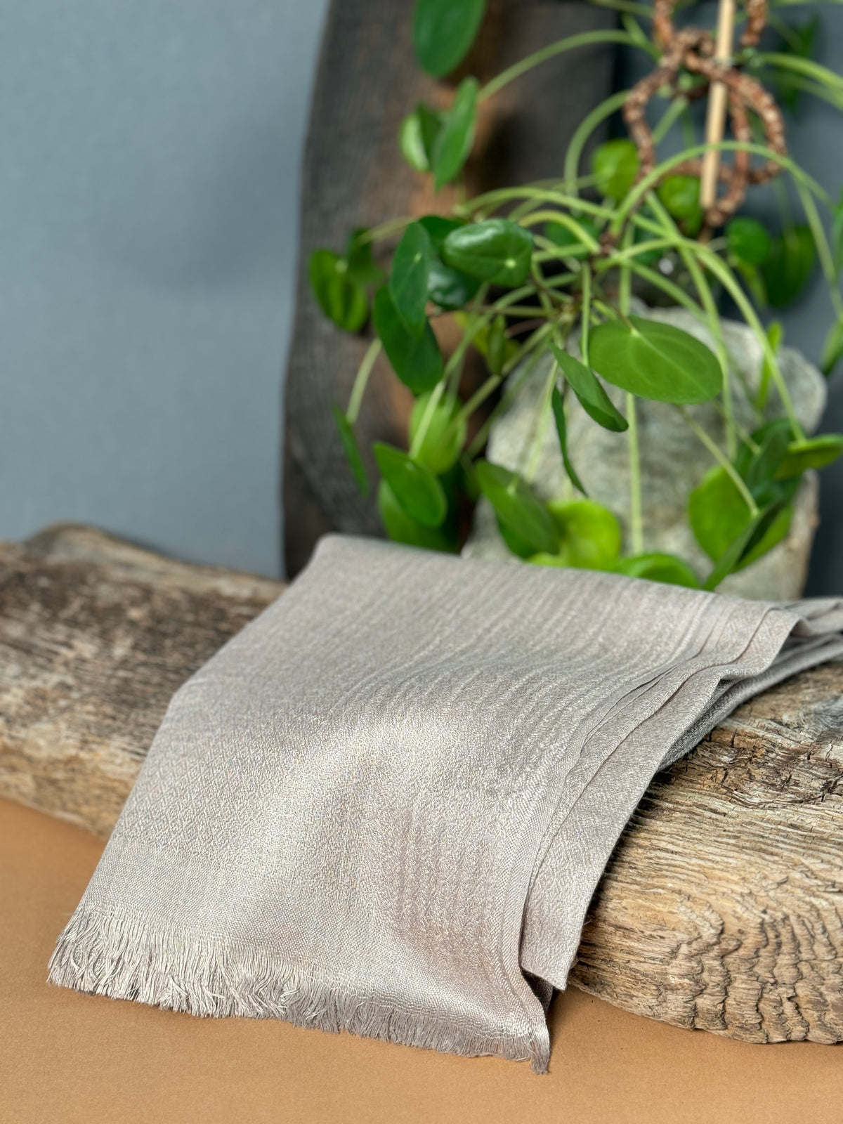 wunderschöner Pashmina Schal in dunklem Beige bis Silber