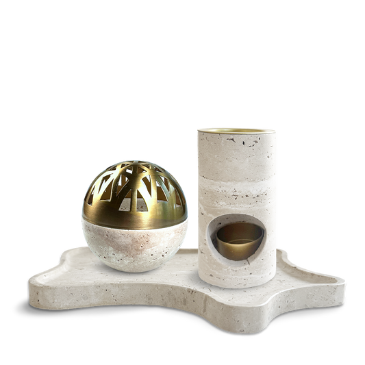 Design-Set aus naturbelassenem Travertinstein mit goldfarbenen Akzenten – bestehend aus einer dekorativen Räucherkugel und einer hochwertigen Aromalampe. Perfekt für stilvolle Duft- und Räucherrituale im modernen Wohnambiente.