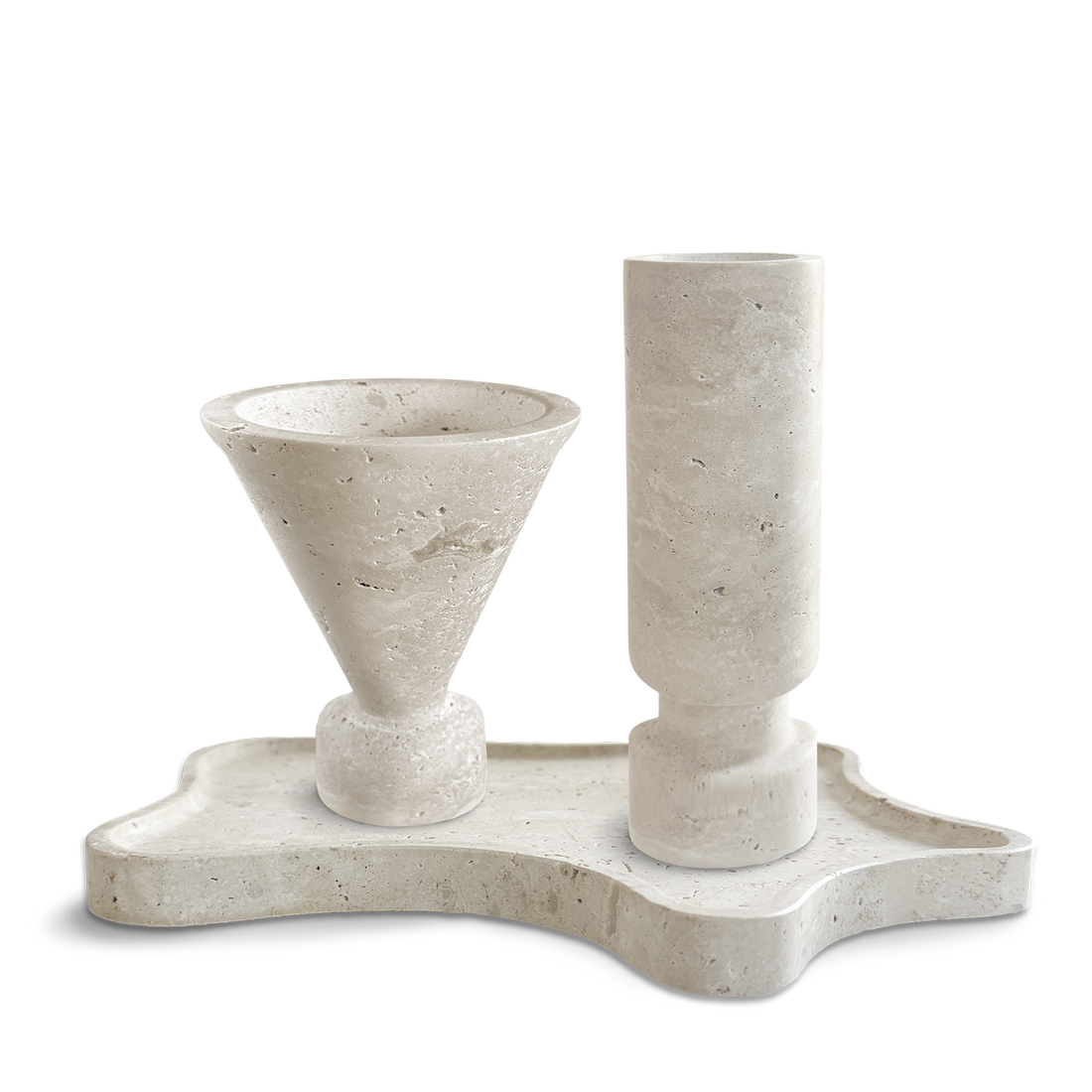 Design-Räucherset aus hellem Travertinstein – bestehend aus einem kelchförmigen Räuchergefäß, einem zylindrischen Kerzenhalter und einer organisch geformten Basisplatte. Puristisch, handgefertigt und ideal für moderne Räucherrituale mit stilvollem Lichtakzent.