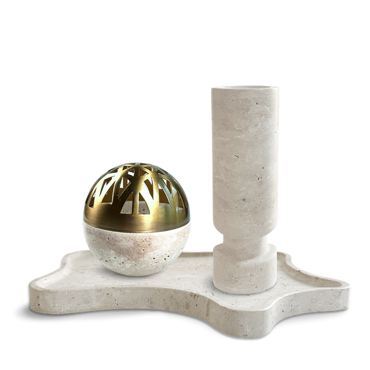 Modernes Design-Set aus hellem Travertinstein mit goldfarbener Räucherkugel und passendem Kerzenhalter auf einer organisch geformten Steinplatte – stilvolle Kombination für achtsame Rituale und dekoratives Ambiente.