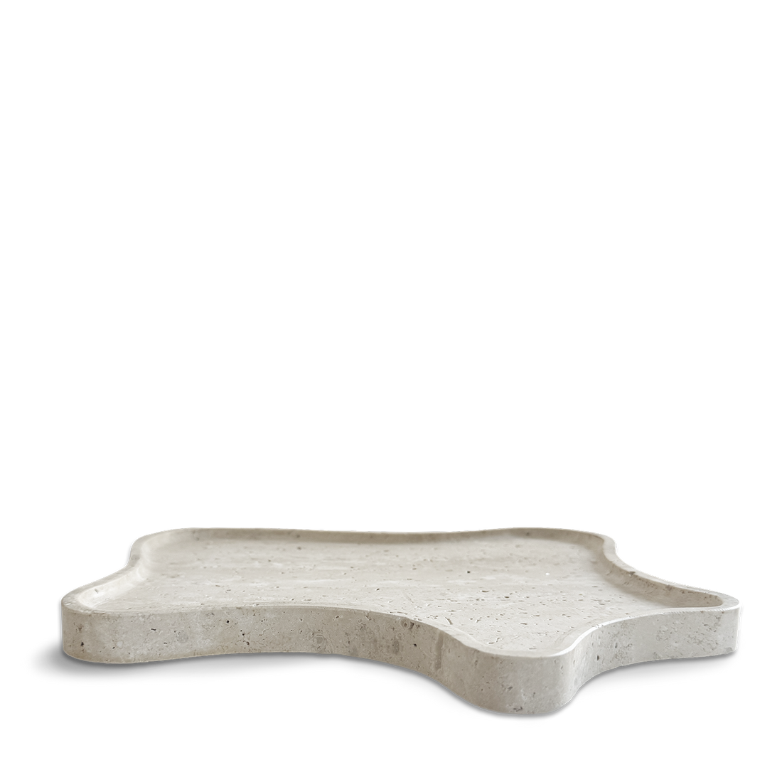 Organisches Räuchertablett von PAVA FUMA aus hellem Travertin – naturbelassen, sanft poliert und handgefertigt. Ideal als stilvolle Basis für Räucherkelch, Duftlampe oder Smudgebündel, perfekt für dein Ritual oder als dekoratives Element im Raum.