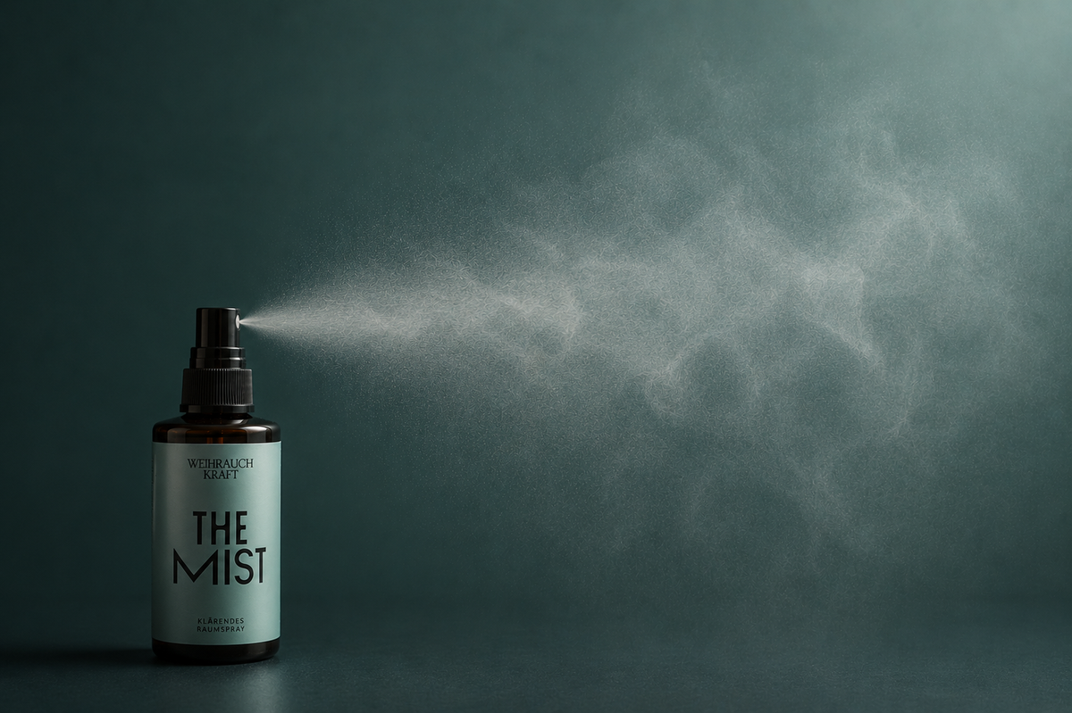 Klärendes Raumspray von Weihrauchkraft beim sprühen THE MIST