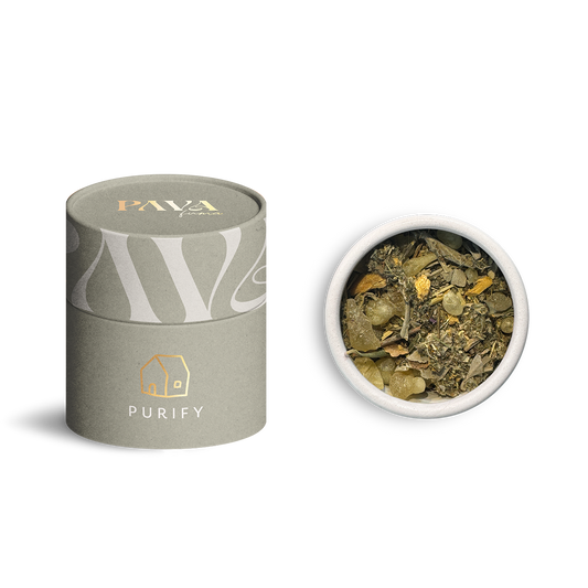PAVA FUMA Räuchermischung ‚Purify‘ – elegante graue Tube mit goldfarbenem Haus-Symbol, daneben eine geöffnete Schale mit naturbelassener Mischung aus Harzen, Kräutern und Blüten – ideal zur energetischen Hausreinigung, Raumklärung und für reinigende Rituale.