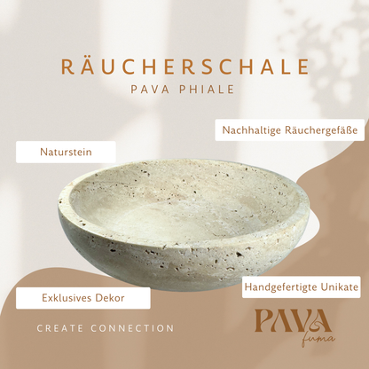 Hochwertige Produktdarstellung der PAVA PHIALE Räucherschale. Die flache Schale aus naturbelassenem Travertinstein ruht zentriert auf einem beige-cremefarbenen Hintergrund mit sanftem Lichtspiel. Umrahmt von beschreibenden Labels wie „Naturstein“, „Nachhaltige Räuchergefäße“, „Exklusives Dekor“ und „Handgefertigte Unikate“ steht die minimalistische Ästhetik im Vordergrund. Im unteren Bereich betont der Claim „Create Connection“ die Markenphilosophie von PAVA FUMA – natürliche Materialien, zeitloses Design u