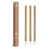 Räucherstäbchen von PAVAFUMA – links eine hohe, zylindrische Papp-Tube in Naturbraun mit stilisiertem Logo und dem Schriftzug „RÄUCHERSTÄBCHEN“, rechts daneben drei naturbelassene, hochwertige Räucherstäbchen mit goldenem Holzfuß. Die Stäbchen sind frei von künstlichen Zusätzen und entfalten beim Abbrennen einen sanften, naturreinen Duft – ideal für Meditation, Rituale oder entspannte Momente im Alltag.
