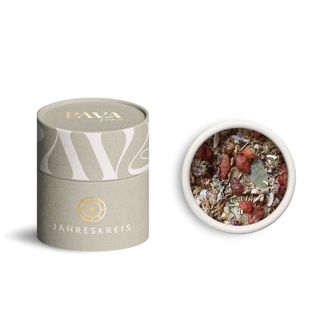Jahreskreis Räuchermischung Samhain von PAVA FUMA – stilvolle, naturfarbene Tube mit goldener Jahreskreis-Prägung. Daneben die geöffnete Tube von oben: zu sehen ist eine mystische Mischung aus dunklen Harzen, erdigen Kräutern, Beeren und Wurzeln – inspiriert vom Übergang ins Dunkel, zur Ahnenzeit und inneren Einkehr.