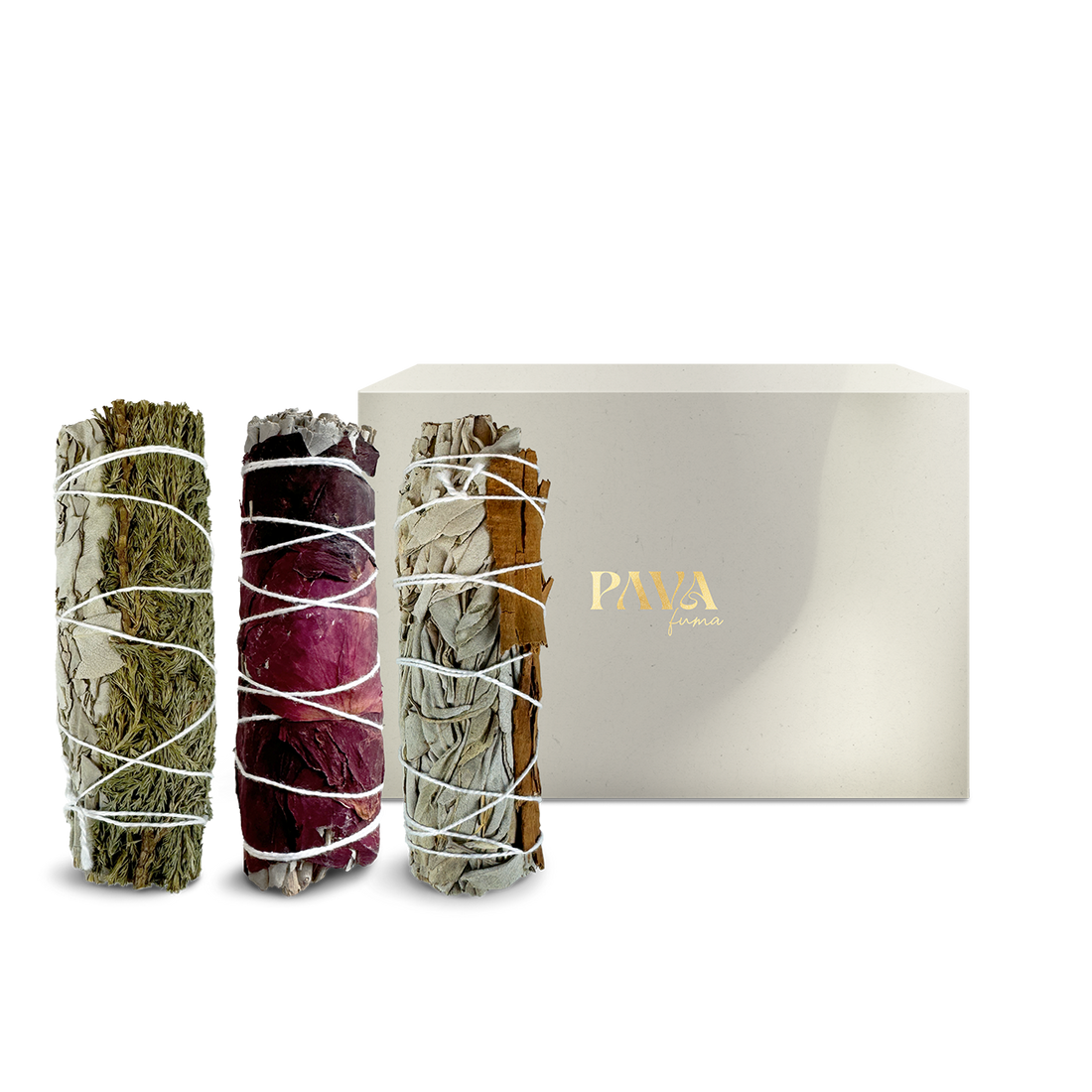 PAVA MEA Räucherbündel-Set mit drei handgebundenen Smudge Sticks: weißer Salbei mit Wacholder, weißer Salbei mit Rose und weißer Salbei mit Zimt. Die gebündelten Kräuter stehen vor einer stilvollen Geschenkbox mit goldenem PAVAFUMA-Logo – perfekt für Rituale, energetische Hausreinigung und Achtsamkeit. Natürlich, hochwertig und ästhetisch verpackt.