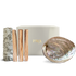Mindful Moment Set von PAVAFUMA – abgebildet ist ein stilvolles Räucherset bestehend aus einer eleganten Box mit goldener Prägung, drei Palo Santo Hölzern, einem weißen Salbeibündel und einer schimmernden Abalone-Muschel. Ideal für achtsame Rituale, energetische Reinigung und entspannte Auszeiten im Alltag.