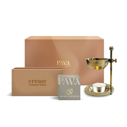 Elegantes Räucherset von PAVAFUMA mit Hojari Superior Weihrauch, hochwertigem goldfarbenem Stövchen, Teelicht und stilvoller Geschenkverpackung. Die Boxen tragen die Aufschriften „PAVAFUMA“ und „create connection“. Ideal für stilvolle Räucherrituale, Entspannung und besondere Momente. Hochwertiges Set für Achtsamkeit, Raumreinigung und bewusste Auszeiten.
