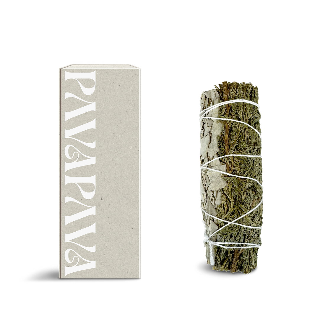 Weißer Salbei Räucherbündel von PAVAFUMA – rechts ein kompakt gebundenes Bündel aus silbrig-weißen Salbeiblättern, traditionell verschnürt für achtsames Räuchern. Links daneben eine minimalistische, hochwertige Verpackung in hellem Naturton mit vertikalem PAVAFUMA-Schriftzug. Ideal für energetische Reinigungsrituale, Hausreinigung und Meditation – der intensive, krautige Duft klärt die Atmosphäre und unterstützt bewusste Übergänge.