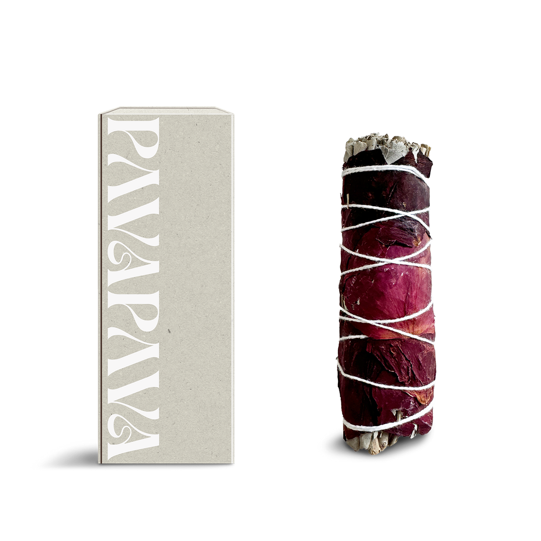 Weißer Salbei mit Rosenblüten von PAVAFUMA – links die hochwertige, minimalistisch designte Verpackung in Naturtönen mit vertikalem PAVAFUMA-Schriftzug. Rechts daneben das kunstvoll gebundene Räucherbündel aus weißem Salbei, umhüllt von intensiven, tiefroten Rosenblättern. Ideal für energetische Hausreinigungen, Herzöffnung und besondere Rituale – eine stilvolle Kombination aus klärender Reinigung und floraler Duftnote.