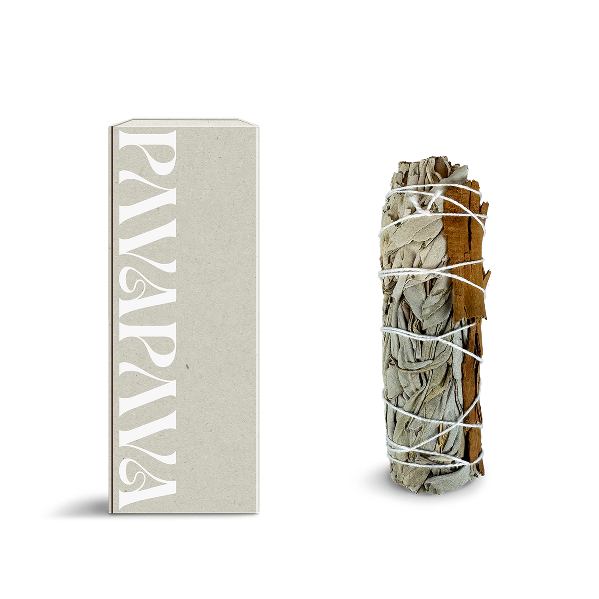 Weißer Salbei Räucherbündel von PAVAFUMA – rechts ein kompakt gebundenes Bündel aus silbrig-weißen Salbeiblättern, traditionell verschnürt für achtsames Räuchern. Links daneben eine minimalistische, hochwertige Verpackung in hellem Naturton mit vertikalem PAVAFUMA-Schriftzug. Ideal für energetische Reinigungsrituale, Hausreinigung und Meditation – der intensive, krautige Duft klärt die Atmosphäre und unterstützt bewusste Übergänge.