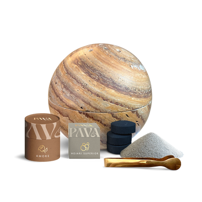 Räucherset mit großer Kugel-Räucherschale aus braunem Travertin von PAVA FUMA – inklusive Amore Räuchermischung, Hojari Superior Weihrauch, Räucherkohle, Sand und goldener Räucherzange. Ideal für stilvolles, kraftvolles Räuchern mit hochwertigen Naturmaterialien.