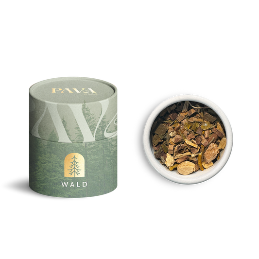Wald Räuchermischung von PAVAFUMA – eine naturverbundene Duftkomposition aus Hölzern, Harzen und Waldkräutern für Erdung und Klarheit. Links im Bild die stilvolle, grün gestaltete Tube mit goldgeprägtem Tannen-Symbol, rechts die geöffnete Tube von oben mit sichtbar natürlicher Mischung aus fein gehackter Rinde, Nadeln und Harzen.