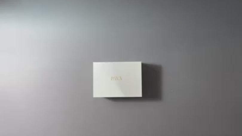 Video über den Inhalt des Mindful Moment Sets, das ausgepackt wird und genau gezeigt wird. Der Inhalt Abalone Räuchermuschel, weißer Salbei Smudge und breiter Palo Santo riesen Stick mit Anleitung.