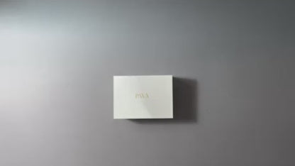 Video über den Inhalt des Mindful Moment Sets, das ausgepackt wird und genau gezeigt wird. Der Inhalt Abalone Räuchermuschel, weißer Salbei Smudge und breiter Palo Santo riesen Stick mit Anleitung.