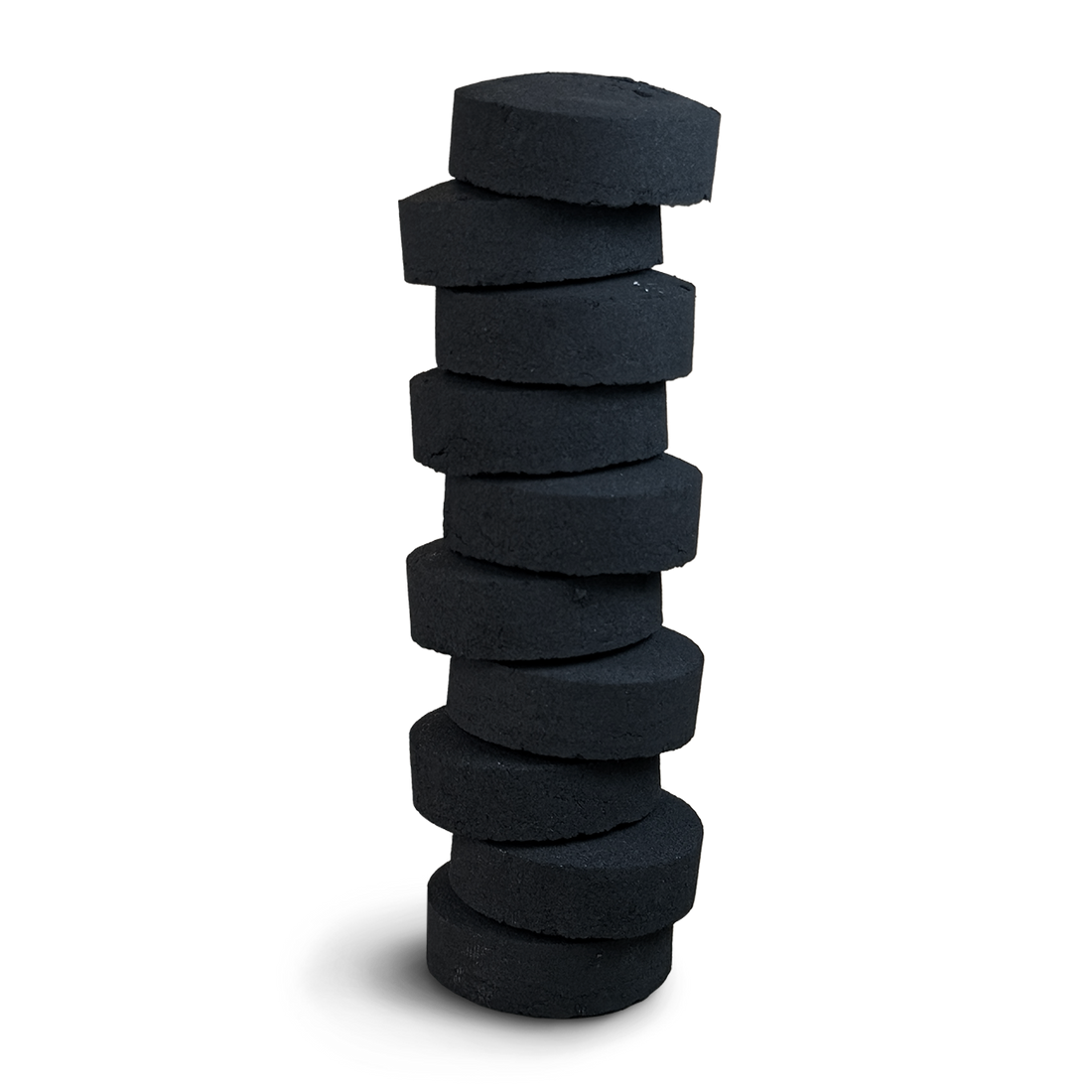 Auf dem Bild ist ein schräg gestapelter Turm aus zehn schwarzen Räucherkohletabletten zu sehen. Die runden, flachen Tabletten sind kompakt gepresst und dienen als hitzebeständige Basis für das Räuchern mit Harzen, Kräutern oder Mischungen. Die Freistellung bringt die matte, strukturierte Oberfläche der Kohle klar zur Geltung – perfekt für traditionelle Rituale und intensive Duftmomente.
